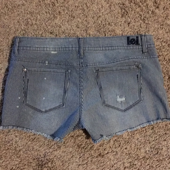 Juniors size 11 cut off shorts. Never worn - Picture 2 of 3